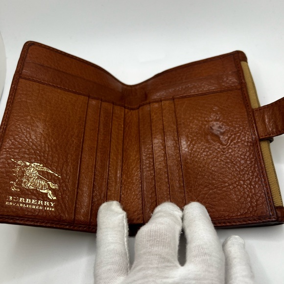 GUC Burberry Beige Bifold Wallet - Picture 5 of 8